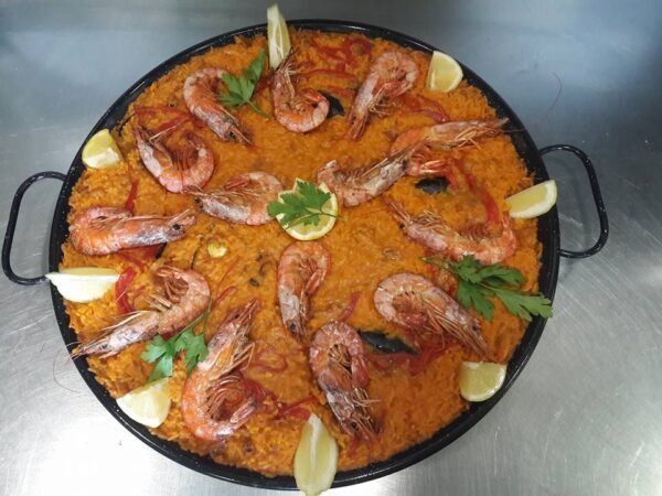 Paella o fideguá de marisco con gambón